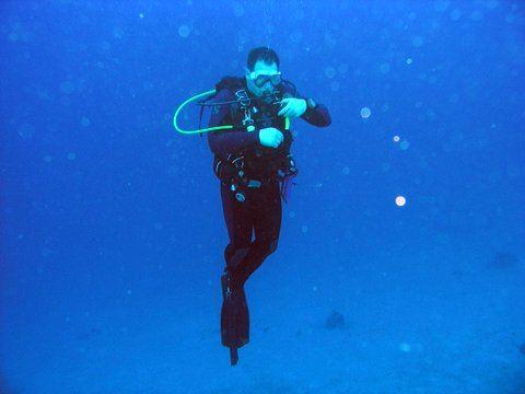 Aufstiegsübung ohne Flossenbenutzung aus 40 m Tief